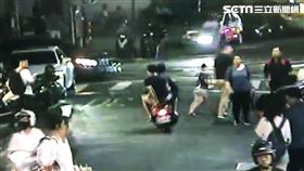 北市2名少年在景美夜市圍毆外送員後逃離現場。（圖／翻攝畫面）