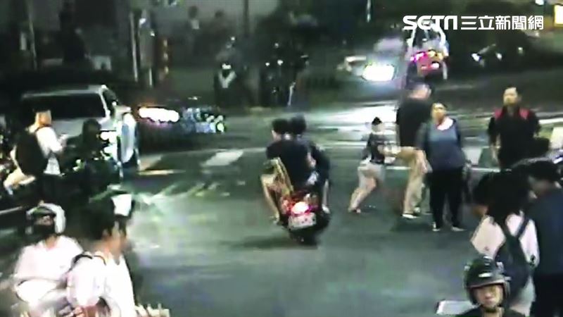 2少年圍毆外送員　騎車逃竄囂張蛇行