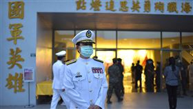 王瑞麟出席海軍陸戰隊殉職隊員追思會　海軍陸戰隊指揮官王瑞麟（前）17日傍晚帶領官兵代表，陪伴殉職隊員眷屬舉行點燈追思會，緬懷日前在操演意外中殉職的兩名陸戰隊員陳志榮、蔡博宇。中央社記者侯文婷攝　109年7日17日
