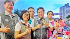 桃園夜市券兌換熱烈　鄭文燦：加碼至5萬份桃園市長鄭文燦（前右）17日表示，以價值新台幣200元的紙本振興三倍券可換400元桃園夜市券，現已兌換逾千份，原計畫要衝刺10天共6000份，但市府已決定擴大到5萬份，原則上會在暑假期間兌換發送完畢，並依據不同夜市調配數量，邀請民眾一起「迺夜市」。中央社記者吳睿騏桃園攝　109年7月17日