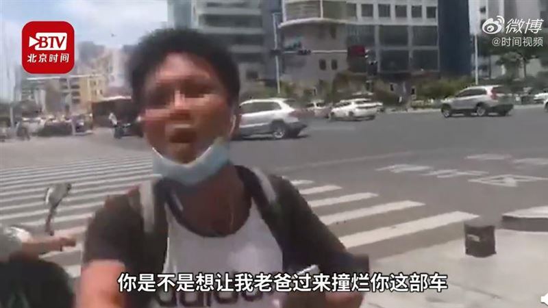 不爽被警攔下！屁孩嗆：找我爸撞爛你