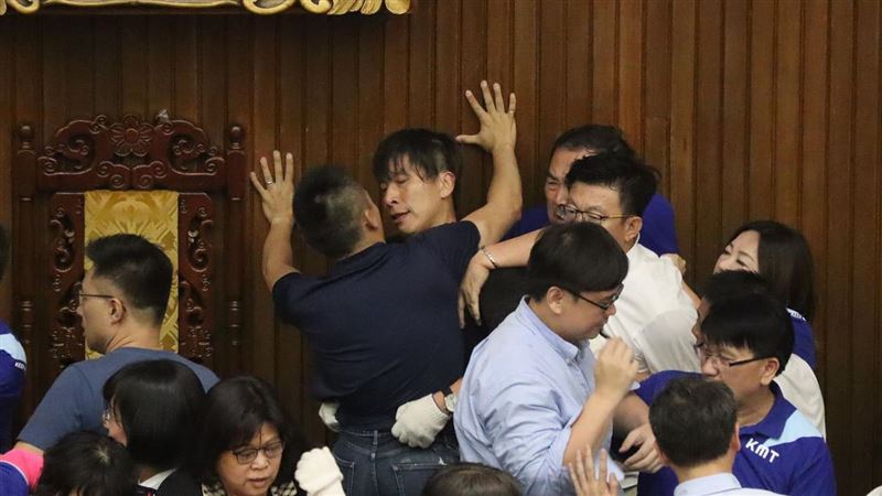 鍾佳濱被藍委壁咚　臉紅緊抓畫面流出