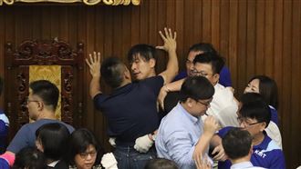鍾佳濱被藍委壁咚 臉紅緊抓畫面流出