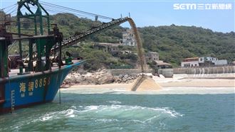 中國抽砂船非法越界　海巡押回吐砂