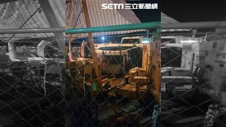 700萬車衝撞人行道　翻覆卡圍籬