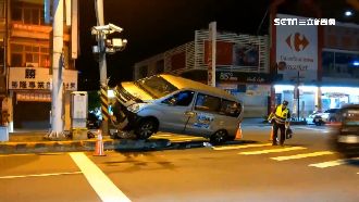 閃避突左轉計程車！休旅車自撞分隔島