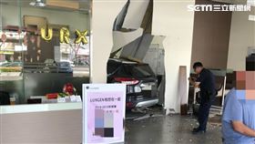彰化男車撞進納智捷服務廠／翻攝畫面