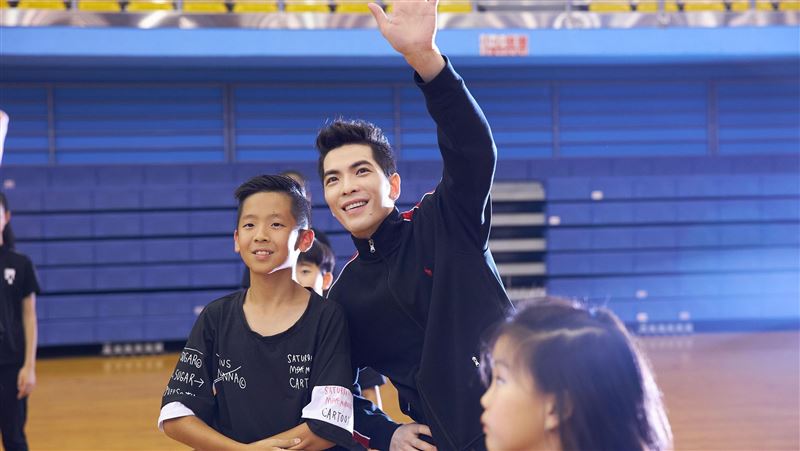 揪百位小孩多人運動　老蕭累到險虛脫