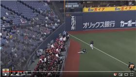 ▲軟銀游擊手周東佑京跑到左外野界外區接飛球。（圖／翻攝自太平洋聯盟TV）