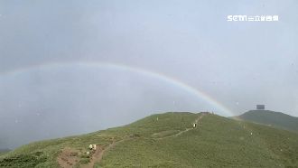 雙重驚喜！合歡山冰雹、彩虹同時現蹤