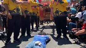 李眉蓁鑽轎底（圖／李眉蓁競選辦公室提供）