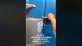 流動廁所大到一半…他蹲裡面竟被人搬