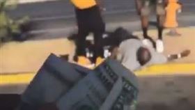 ▲街友康納為了6美元拚後空翻。（圖／翻攝自推特）