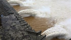中國大陸三峽水庫18日早上迎來2020年最大洪水，入庫流量達每秒6.1萬立方公尺；水庫也持續進行調節洩洪，出庫流量為每秒3.3萬立方公尺。圖為長江1號洪水2日通過三峽水庫。（圖／中新社提供）
