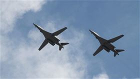 美國太平洋空軍：「死亡天鵝」的美軍B-1B槍騎兵轟炸機2架次，前往美軍關島基地部署，將持續維護印太區域安全穩定的承諾。（圖／翻攝U.S. Pacific Air Forces臉書）

