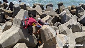 台中港工安意外，工人墜海堤掉在消波塊上／翻攝畫面