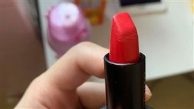 突拿口紅送老婆！尪稱「這是新的…」　女網一看：綠光降臨。（圖／翻攝自爆怨公社）