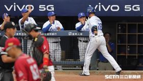 ▲富邦悍將外野手高國輝敲出2分砲，和總教練洪一中擊掌。（圖／記者劉彥池攝影）