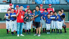 味全龍回饋基層少棒致贈球具，於二軍交流盃賽前致贈給鎮西國小。（圖／味全提供）