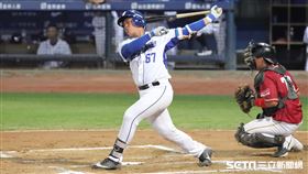▲富邦悍將三壘手辛元旭擊出生涯首轟。（圖／記者劉彥池攝影）