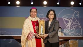 蔡英文總統18日下午出席「天主教台北總教區總主教鍾安住就職大典」。（圖／總統府提供）