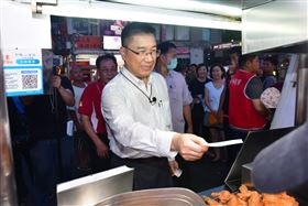 徐國勇大讚用三倍券消費超划算，直衝士林夜市大啖台灣小吃（圖／內政部提供）