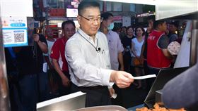 徐國勇大讚用三倍券消費超划算，直衝士林夜市大啖台灣小吃（圖／內政部提供）