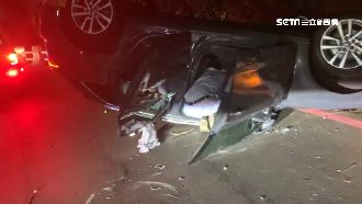 載3正妹下陽明山　百萬名車撞樹翻了