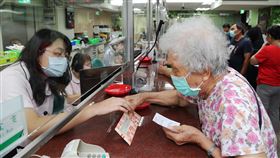 民眾郵局購買三倍券（1）因應紙本振興三倍券申購的第一個週六，中華郵政18日有1269家郵局全天加班營業，不少民眾上午前往郵局臨櫃購買。中央社記者張皓安攝　109年7月18日
