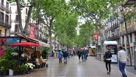 赴巴塞隆納必遊蘭布拉大道  蒙恐攻陰影西班牙巴塞隆納發生恐怖攻擊事件，一輛小貨車衝上知名的蘭布拉大道，造成嚴重死傷。蘭布拉大道綠樹成蔭，是觀光客必經之地。（資料照，非事發當日拍攝）中央社記者曾依璇巴塞隆納攝  106年8月17日