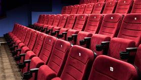 一名從事服務業的男子，日前約女性友人一起看電影，但電影開始不到半小時，他就發現背後有人在「哈氣」，而他一轉頭查看，發現後面座位全是空的，還伴隨著一股陰寒。更可怕的是，他在天花板上看到一名小孩倒掛，不斷在天花板爬來爬去，甚至在電影結束要離場時，還瞥見一名長髮女子坐在最後一排的座位，不斷扭轉著自己的身體…（圖／翻攝自靈異公社）