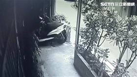 印度籍男子酒後點火燒毀鄰居機車遭逮。（圖／翻攝畫面）