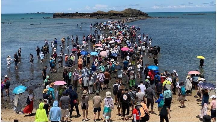 日湧1.4萬人！澎湖摩西分海塞爆了