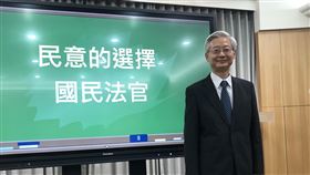 司法院祕書長林輝煌談國民法官制度司法院刑事廳2日中午與媒體茶敘，主題為「民意的選擇–國民法官」，司法院祕書長林輝煌表示，國民法官制度由6名國民法官和3名職業法官「合審合判」，專審二類重大刑案，分別為本刑10年以上之罪、因犯罪而發生死亡的案件，平均每年500多件。中央社記者劉世怡攝　109年7月2日