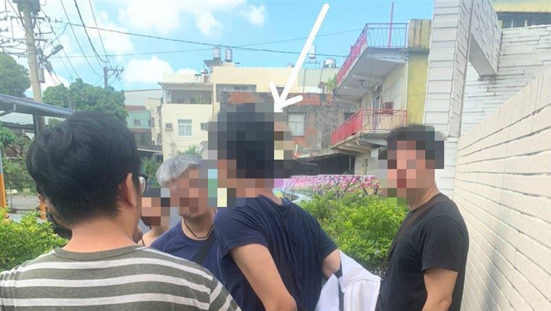 看一眼...高雄男遭醉漢持刀捅腹！