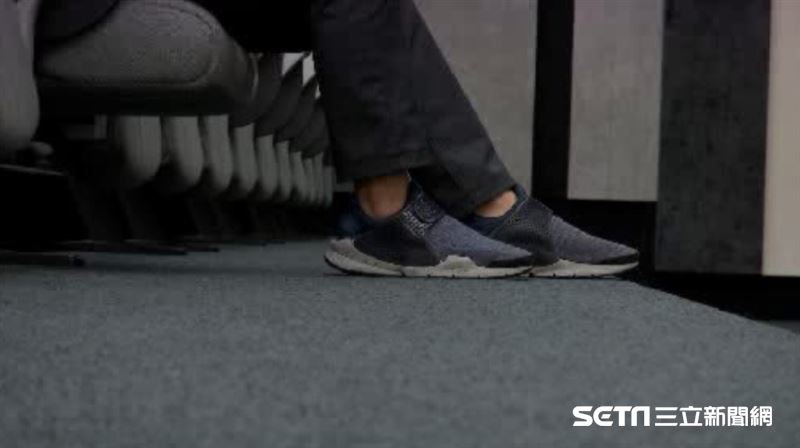 看電影被踢椅背　台中男提告情侶2罪