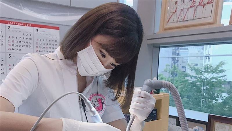 最美女牙醫擺脫束縛　蕾絲美乳全看光
