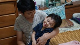 辛苦照顧小驛，凱爸只要小驛有天能與他說說話就心滿意足。（圖／唐氏症基金會提供）