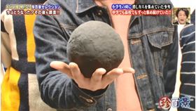 光瑛的橡皮擦球到手掌都放不下。（圖／翻攝自朝日電視台）