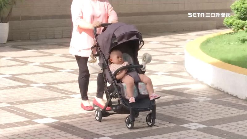 爸媽看過來！嬰兒車恐成中暑推手