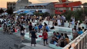 澎湖花火節 吉貝島人潮爆多 二崁碼頭 二崁古厝聚落（圖／澎湖民眾提供）