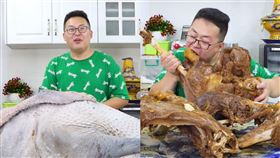 網紅花2萬買宵夜！「110公斤鴕鳥」扛回家…扒皮煮來吃（圖／翻攝自半噸先生微博）