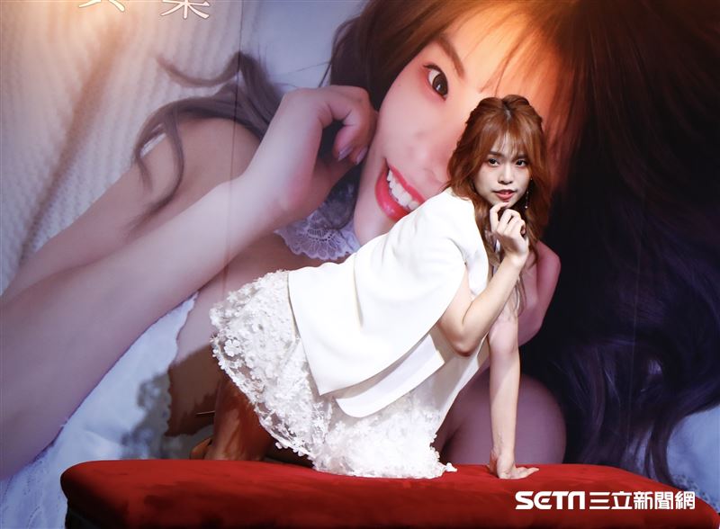 馮子紜推出個人寫真集。（圖／記者林聖凱攝影）