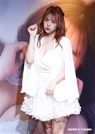 馮子紜推出個人寫真集。（圖／記者林聖凱攝影）