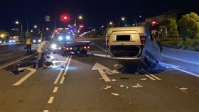 台中,安全島,車禍,翻車,電燈桿（圖／翻攝畫面）