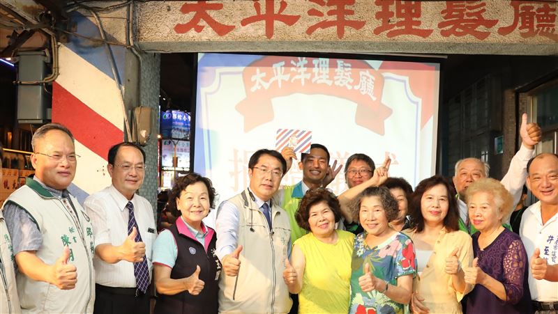 老字號理髮廳熄燈　黃偉哲巡禮祝福