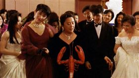 ▲「與龍共舞」經典一幕義大利Sit Dodn Please設計。（圖／截取自電影）