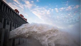 三峽大壩洩洪（圖／翻攝自新華網）