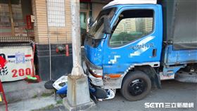 台中貨車、小黃車禍波及4汽機車／翻攝畫面