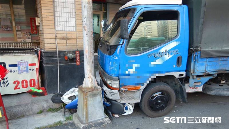 2車巷口碰撞掃到4車　它變形成廢鐵